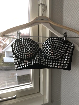 Dekorativa crop tops - Blandade crop tops i olika motiv  Knappt använda till oanvända  Nr 1-S/KikiRiki Nr 2-lappen kvar, köpt för 15 euro-XS/Pull&Bear Nr 3-scuba liknande tyg-XS/H&M  Alla för 125kr eller 50kr/styck