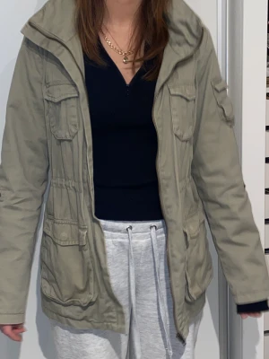 vårjacka - bra skick, det finns även en luva som går att stoppa in. från h&m 50kr + frakt