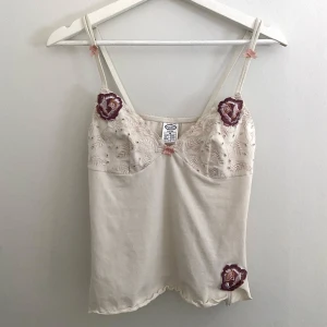 Supersöt vit linne!🫧 - Super söt somrig vit linne, med fina blommiga detaljer!🌺 Säljer den pga  för liten för mig. Knappt använd!🥰 Storlek är Xs/S. Köparen står för frakten!<3