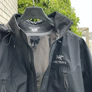 Arc’teryx Beta AR - Köptes på Rapsfält i Malmö för 3100kr. Jackan var ej begagnad utan användes för fotografering till märket. Säljer den därför för 3000, knappt använd, pris kan diskuteras. Storlek XL i dam, sitter som M/L i herr beroende på hur man vill att den ska sitta. 