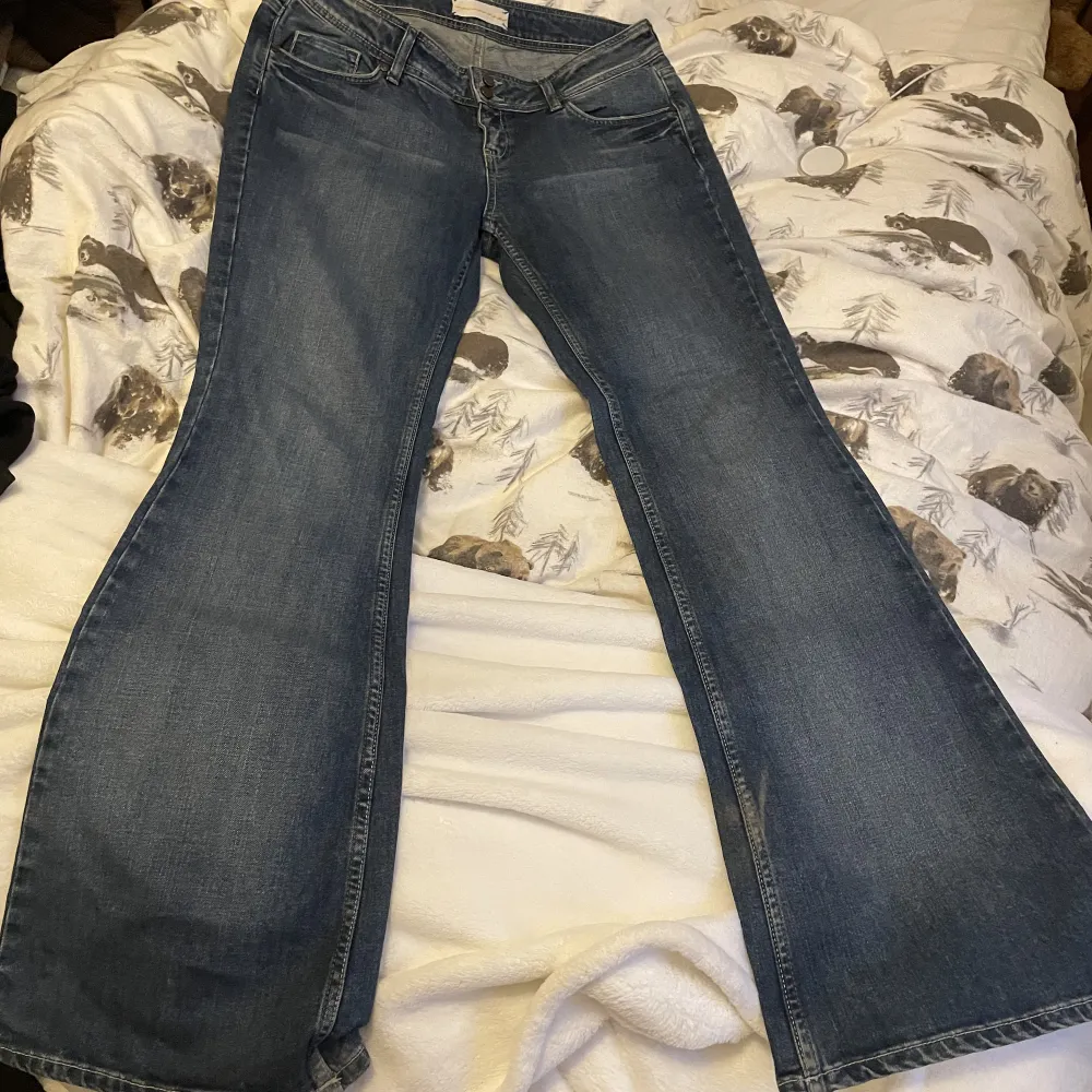 Skitsnygga, lågmidjade bootcut jeans från Topshop i storleken w32/l34. Köpte de second hand men de var väldigt stora på mig. Istället för att sy om de tänkte jag sälja dem. Jättefint mönster på rumpan! Midja: 81 cm, innerbenslängd: 84 cm . Jeans & Byxor.