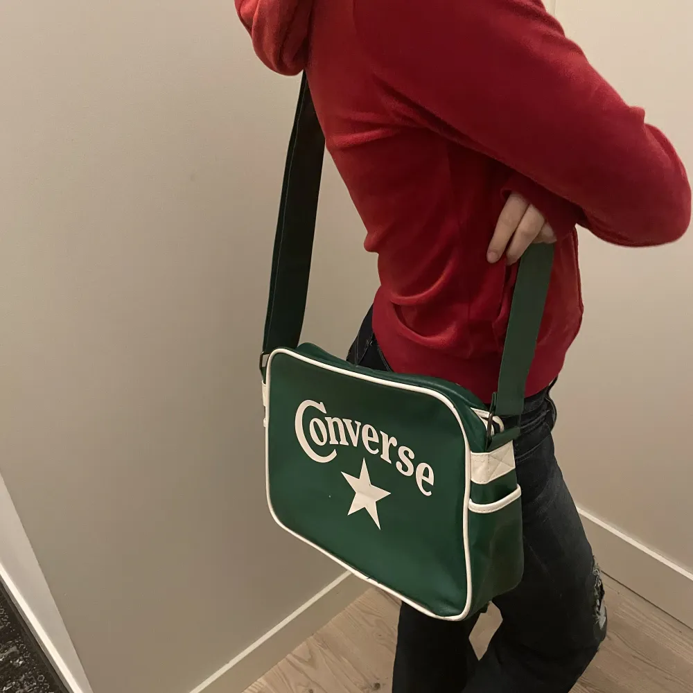 Hej! Jag säljer denna Converse väskan. Jag har inte använt den så mycket bara ett par gånger och inser att det inte är min stil riktigt! (Köpte den begagnad) (pris + frakt). Väskor.