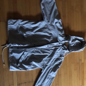 oversized jacka  - Har köpt jackan för några veckor sedan men har bara använt den 2 gånger max pga storleken. Är ganska oversized för mig och det är därför jag säljer den, annars är den ganska bekväm. Grå och mellan storlek XL- XXL. Kan även vara L as well. Köpt för 1000kr.