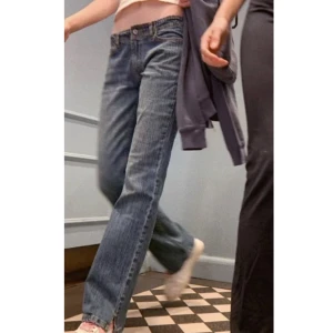 Lågmidjade jeans - Säljer ett par helt nya low waist jeans från Brandy Melville. Aldrig använda, prislapp kvar. Valt att sälja då de liknar ett par andra jeans jag redan äger. Men super snygga verkligen!!  
