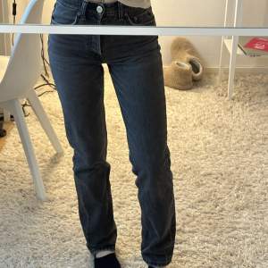 Mörkgråa midrise jeans ifrån zara i storlek 32. De är i fint men använt skick, ”lappen” på baksidan har tyvärr fallit av (se bild 3). Köparen står för frakt❣️