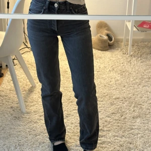 Midrise jeans från zara - Mörkgråa midrise jeans ifrån zara i storlek 32. De är i fint men använt skick, ”lappen” på baksidan har tyvärr fallit av (se bild 3). Köparen står för frakt❣️