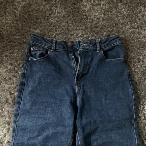 Mörk Blåa bell jeans - ⛔️TRYCK INTE PÅ KÖP NU! ⛔️Jätte fina mörk blåa jeans. Säljer på grund av oanvändning och för att storleken är för små. Tvättat några gånger men ser ut som nya! Väldigt tajta i tights-arean. 
