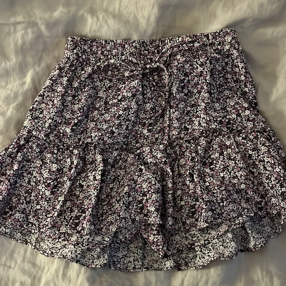 Säljer denna kjol från Zara i storlek xs. Jätte snygg till sommaren och har även shorts i dem. Skriv till mig om du har frågor!💞❤️. Kjolar.