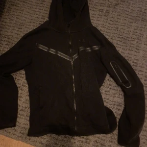 Nike tech - Säljer nu min jättefina Nike tech. Jag fick denna i julklapp och tyvärr kom den inte till användning. Använt ett fåtal gånger. Skick 9-10. Barn storlek(Xl, 158-170 cm) Skriv till mig privat angående frågor osv😊🙌🏼