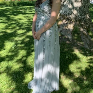 Balklänning  - Säljer nu min fina balklänning från bubbleroom i storlek 40. Men är mer som en storlek 38. Använd 1 kväll. Inga defekter. Nypris 1200. Jag är 169 och på mig var klänningen lite för lång även med 6cm klackar☺️💕PM för fler bilder☺️