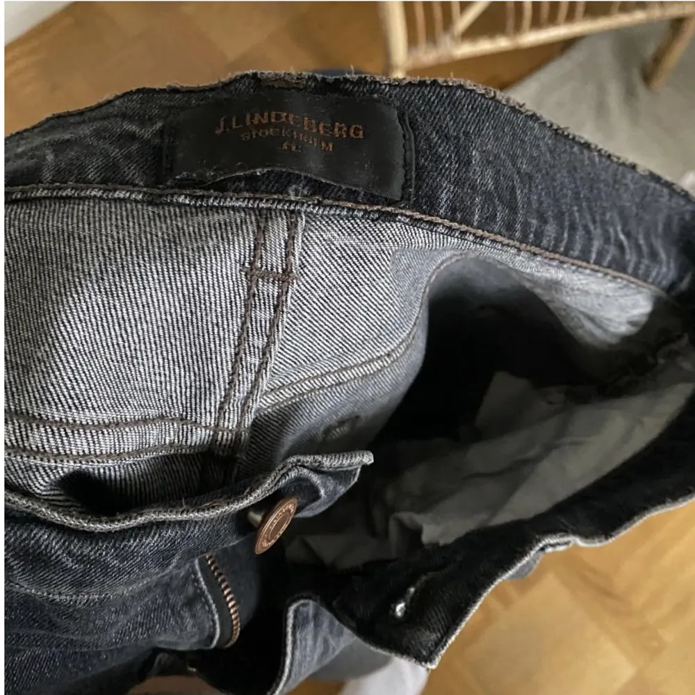 Mörka jeans från märket j.lindeberg. De är midwaist storlek 29. Sjukt bekväma men tyvärr lite för stora för mig, och därför säljer jag dem. . Jeans & Byxor.