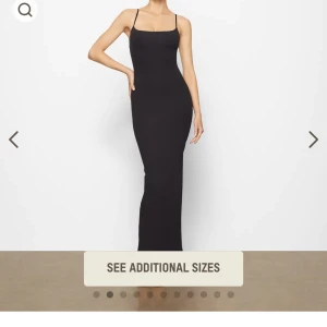 Skims klänning - Säljer nu min populära skims klänning då den inte kommer till användning. Sitter som en smäck och formar kroppen underbart🤩(använd ett fåtal gånger, väldigt bra skick)