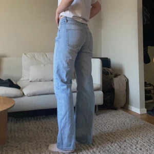 Blåa lågmidjade jeans - Innerbenslängd: 78 Midjemått rakt över: 36