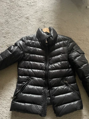 Moncler jacka - Fint skick, ena fickans dragkeja har lossnat annars inga markeringar. Storlek S, svart 