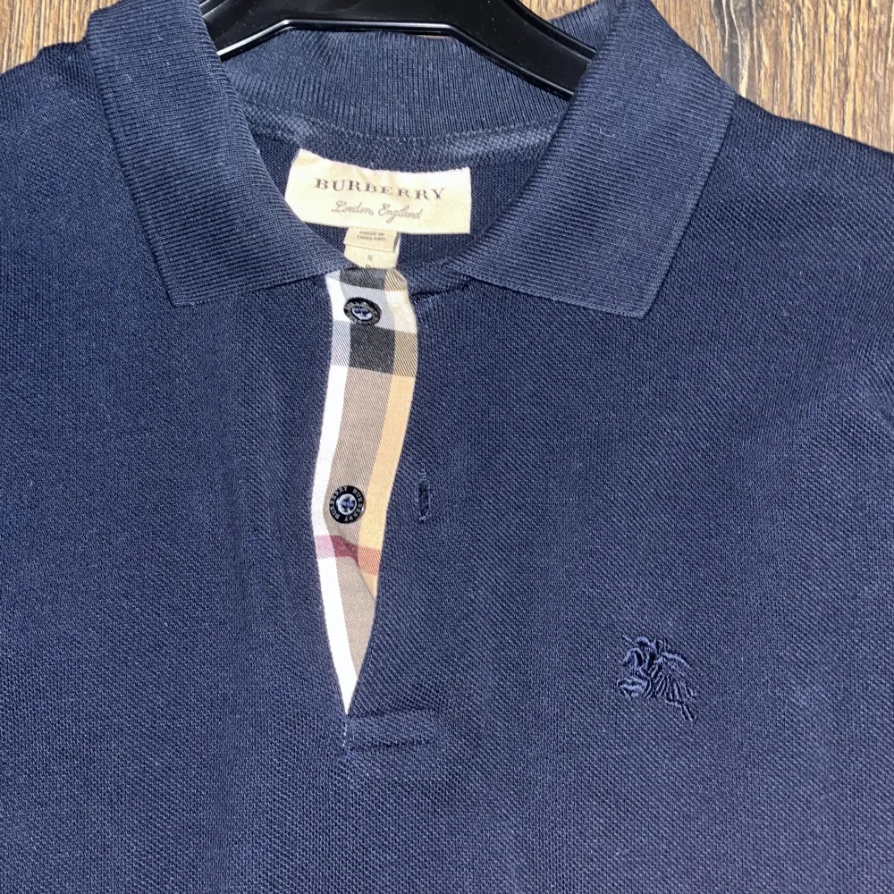 Burberry piké tröja nyskick , använd 2gr. Stilren och snygg mönster i knapparna Nypris 2400. T-shirts.