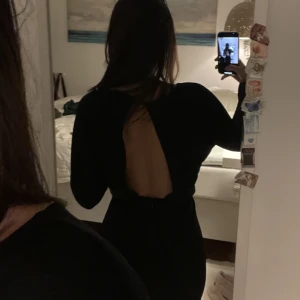 öppen rygg klänning  - Säljer denna klänning köpt på second hand men är i nyskick. Aldrig använt därför säljer jag den. Den är i storlek xs men passar S med då den är stretchig