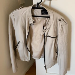 Beige dam skinnjacka för 299kr - Använd 1 gång, storlek M/L, färg beige. Jätte fin inför sommaren. 