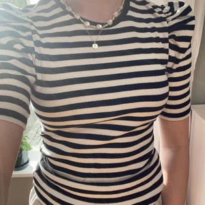 Fina toppar till sommaren☀️⚡️✨ - Två jätte fina toppar som aldrig kommit till användning. Storlek XS (passar även S), nypris är 179kr säljer för 80kr styck eller båda för 150kr😁