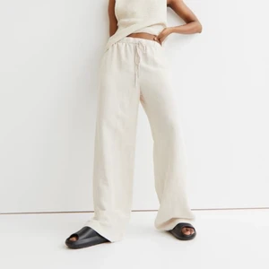 Vita / Ljust Beiga Linnebyxor från H&M - Säljer dessa SUPERSNYGGA linnebyxor som är helt slutsålda på H&Ms hemsida! De är tyvärr för långa för mig (är 169cm), men de är helt nya och oanvända med lappen kvar på. Storlek S. 💘
