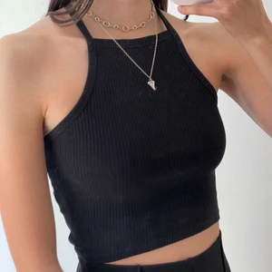 Svart crop top - Svart topp från Gina Tricot i väldigt bra skick, storlek XS. Köparen står för frakt 💕 kan även mötas upp i Varberg. 