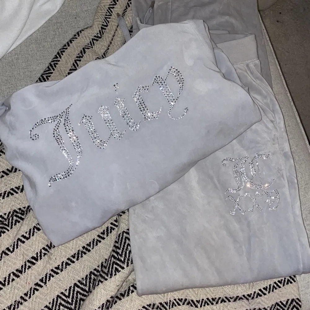 Säljer ljus grå Juciy couture set i stl M på byxorna och stl S på koftan, använt ett få antal gånger men känner att jag inte har användning för mera. NYPRIS: 2000kr MITTPRIS: 550kr. Hoodies.