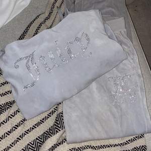 Säljer ljus grå Juciy couture set i stl M på byxorna och stl S på koftan, använt ett få antal gånger men känner att jag inte har användning för mera. NYPRIS: 2000kr MITTPRIS: 550kr