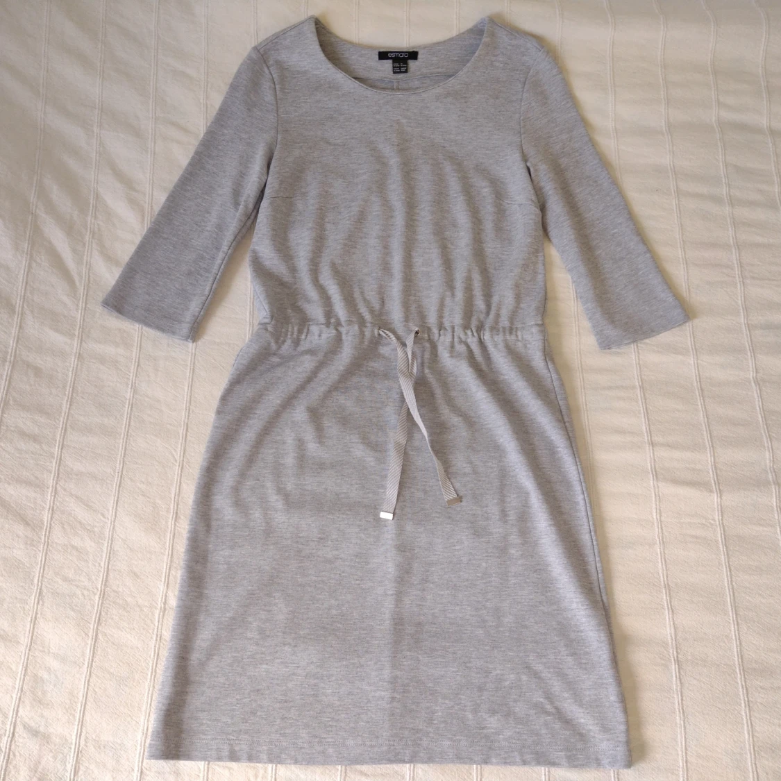Oanvänd grå klänning med knytband, XS