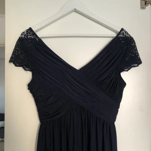 Balklänning - Fin marinblå balklänning i ett skönt material från bubbleroom, nypris runt 800, använd 1 gång endast. 400 kr + frakt