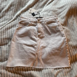 vit jeanskjol oanvänd - en jeanskjol som tyvärr var förstor för mig🥰 prislapp sitter kvar och den är helt oanvänd