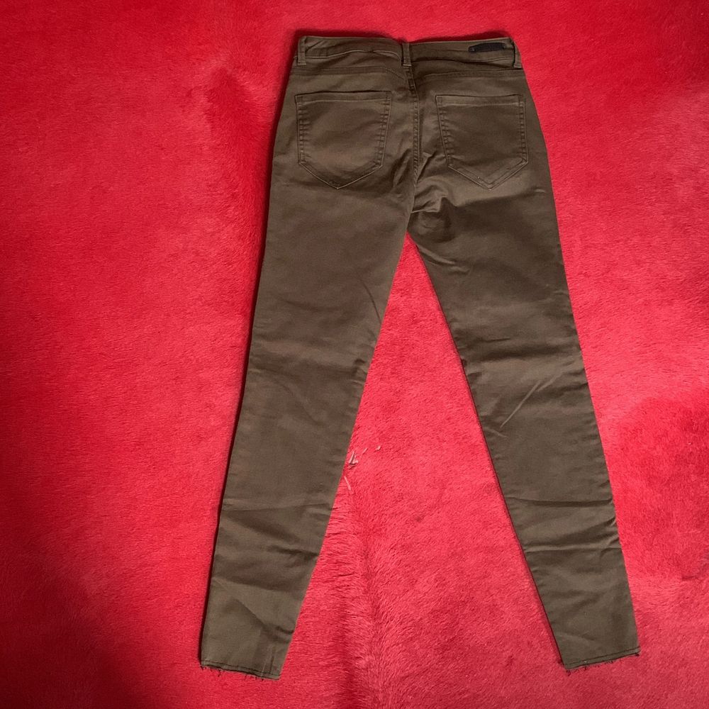 Cool green-dark jeans with zippers for more style and the ends have a slight négligé look. It’s new, waiting to be worn and loved . Jeans & Byxor.