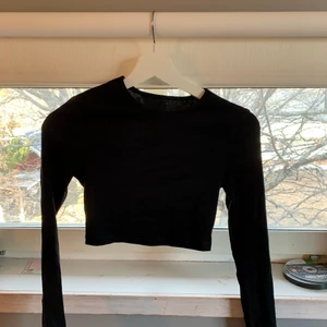 Svart croptop  - Svart croptop ifrån shein i storlek xs/s Råkade beställa två så säljer ena Skriv om ni undrar något😊