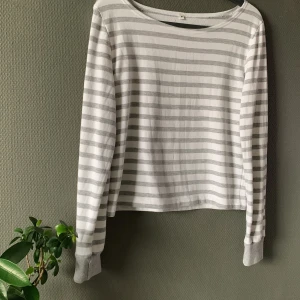 Randig topp - Vit-grå randig topp i bra skick🤍🥰