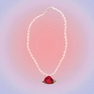 coquette halsband med ros  - gulligt coquette pärlhalsband med en tygros som hänge🌹🦢🤍