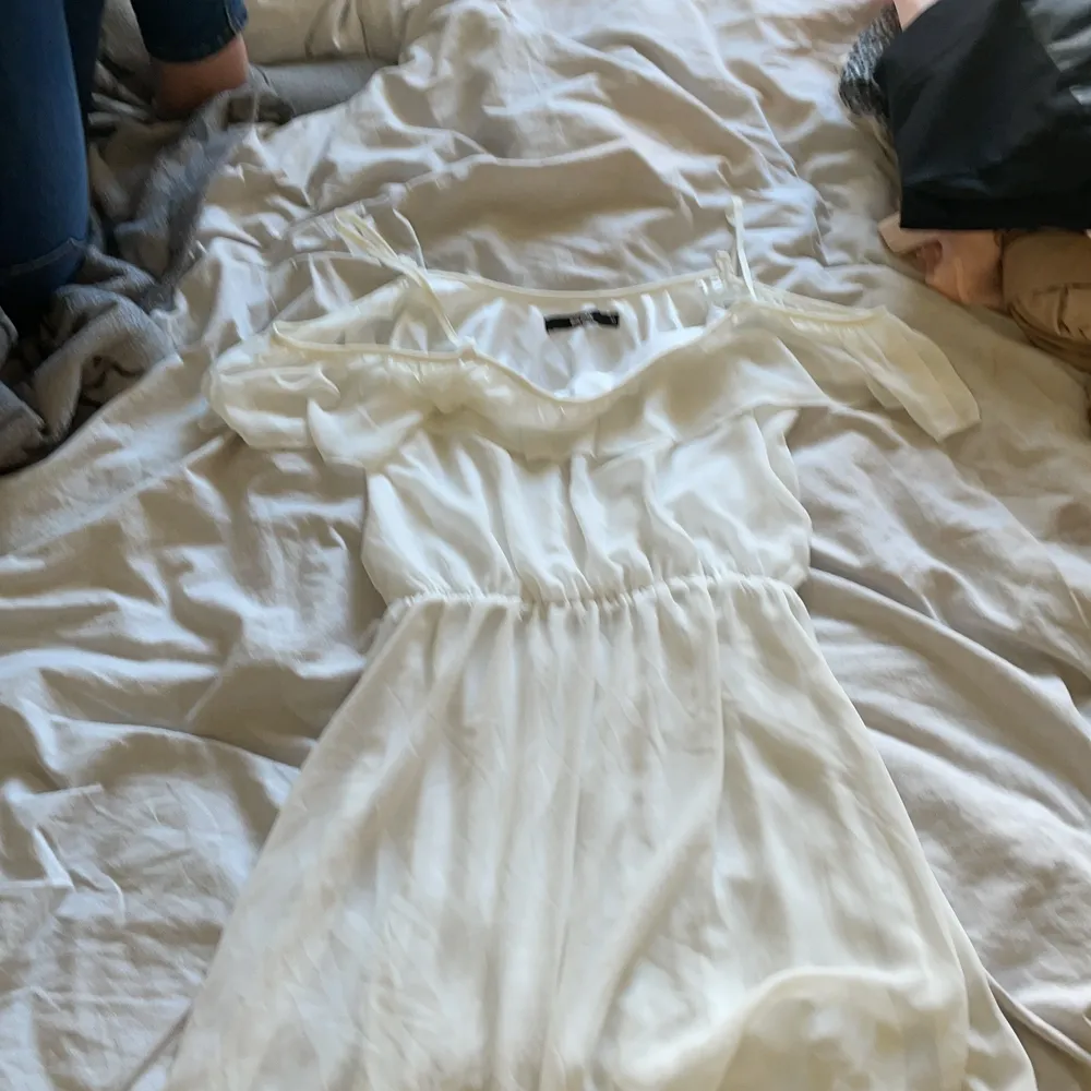 En vit klänning endast prövad i strl xs/s. Klänningar.
