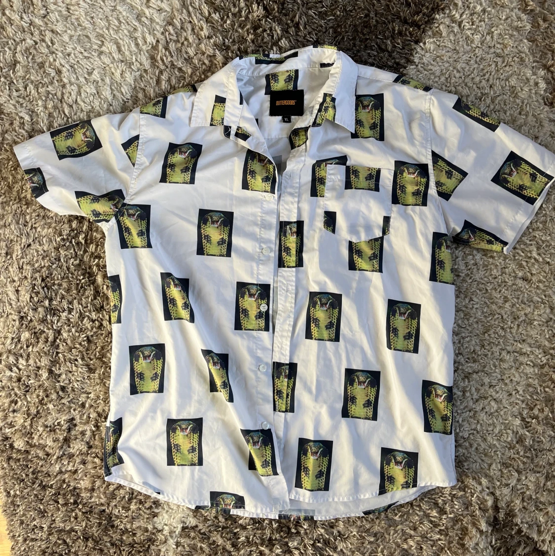 skjorta med ormprint