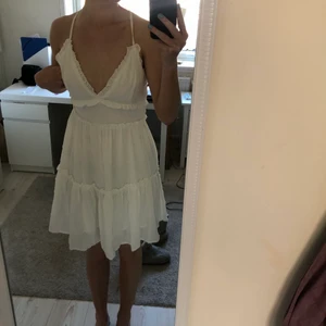 Vit sommarklänning🥰🥰  - Super fin klänning💗 köpt här på plick, storlek S. Kan mötas upp i Stockholm/Nacka eller köparen betalar för frakt💗💗