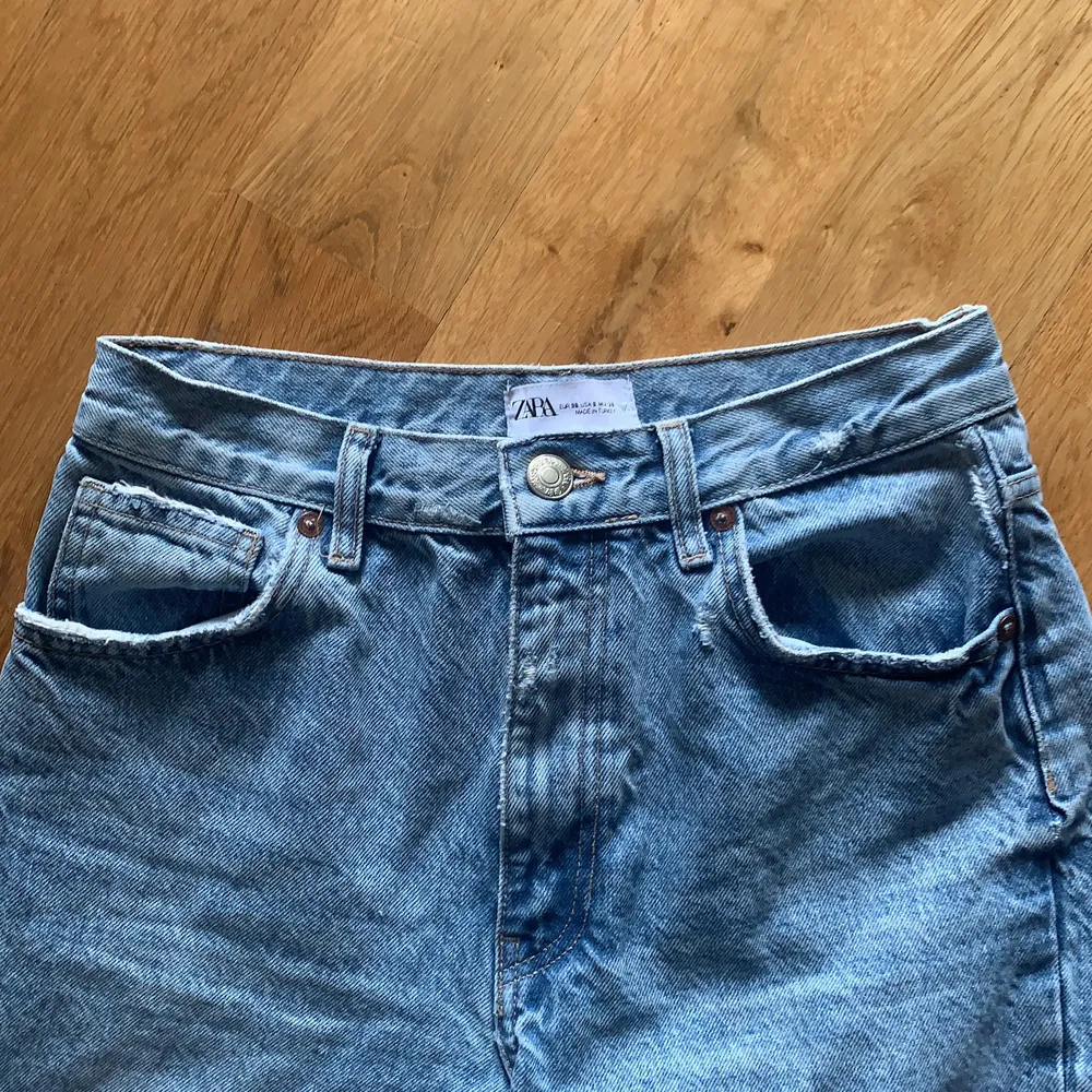 Zara jeans full length med slitningar👊 bra skick, skitsnygga jeans som tyvärr blivit för små för mig. Bra längd för mig som är 179 lång. Storlek 38 men något små i storlek så passar även 36! Slut på hemsidan, skriv privat för fler bilder!   . Jeans & Byxor.