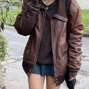 Brun läder jacka - Brun läder jacka köpt för 1200 bra skick! Har använt ett fåtal gånger