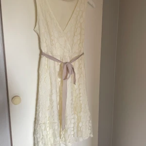 Klänning  - Jättefin klänning som tyvärr är för liten nu 