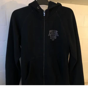 Peak performance  - Peak performance kofta med dragkedja. Storlek L men den är mindre i storleken. Väldigt bra skick. Säljer då jag aldrig haft användning för den. 