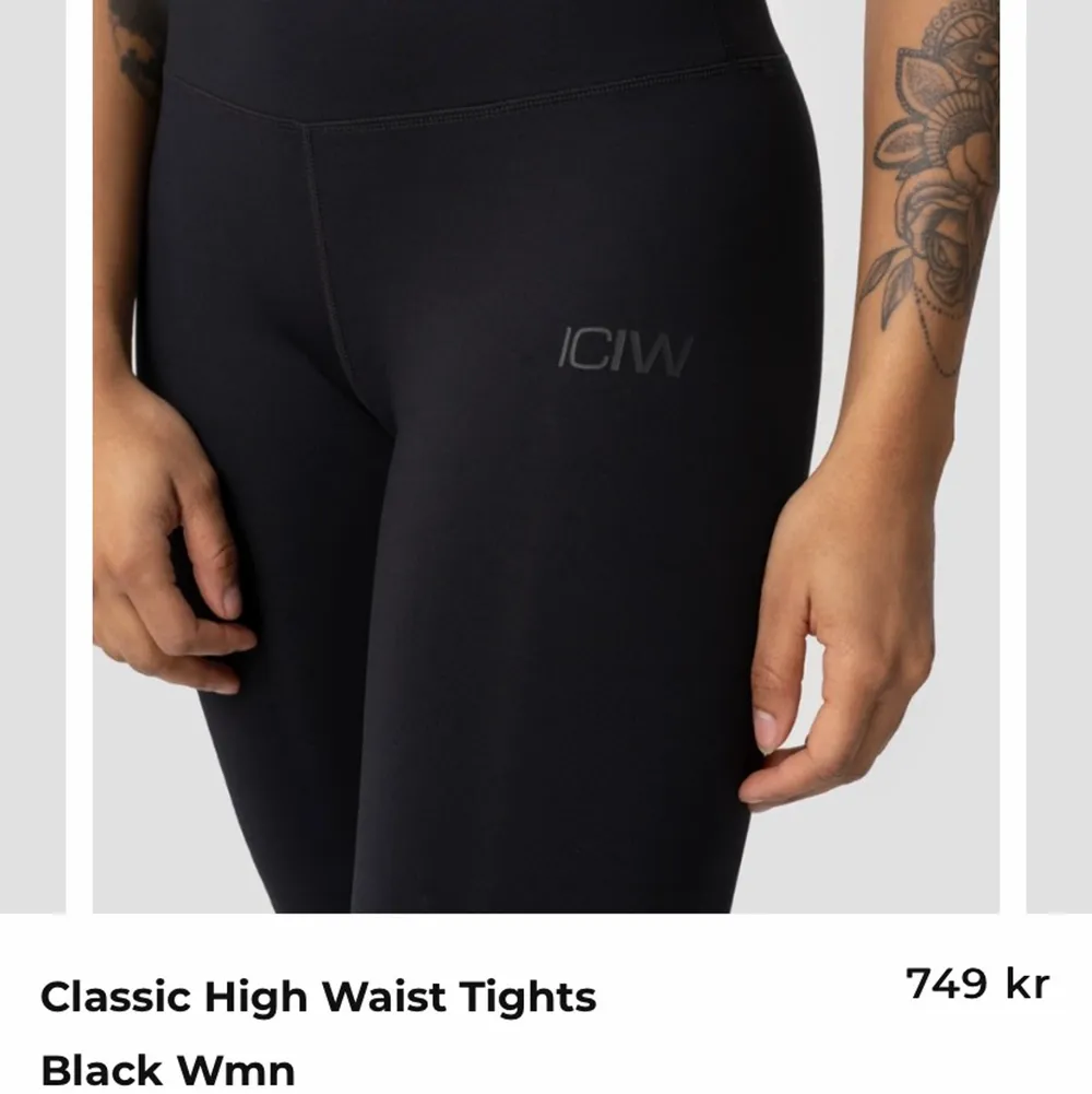 Säljer dessa tights från ICIW! Använda typ 5 ggr och tvättade 2 ggr! I nyskick (loggan på låret är lite lite sprucken, blev det första gången jag tvättade dem)! De har dessutom snören i midjan, som inte syns och går att dra ut om man vill. Säljer för jag har flera tights! Nypris 749kr köparen står för fraktkostnaden ❤️. Jeans & Byxor.