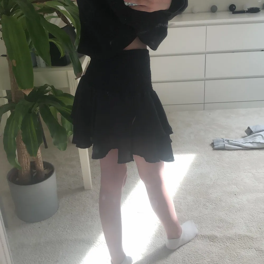 En svart kjol som är jättefin som har använts ett fåtal gånger😜. Kjolar.