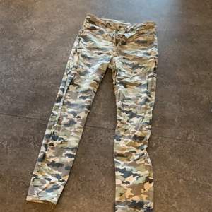 Camouflage Jeans från H&M, lite använt. Storlek 33/32. Leverans efter överenskommelse.
