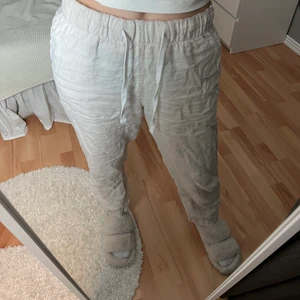 Linnebyxor - Hej! Då var det dags att sälja dessa linnebyxor från HM, storlek S och så otroligt fina😍 dom är ostrykta som ni ser men det går ju att stryka dom! Priset kan diskuteras😊