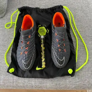 Gråa hypervenom phantom 3 med skruvdobbar                      Köpta på Unisport, Använda ett fåtal gånger.                              Skick 9/10, nypris 2800kr