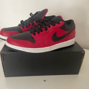 Jordan one low - Säljer mina jordans då dom är för små för mig. Knappt använda så nästan nyskick! Storlek 41.