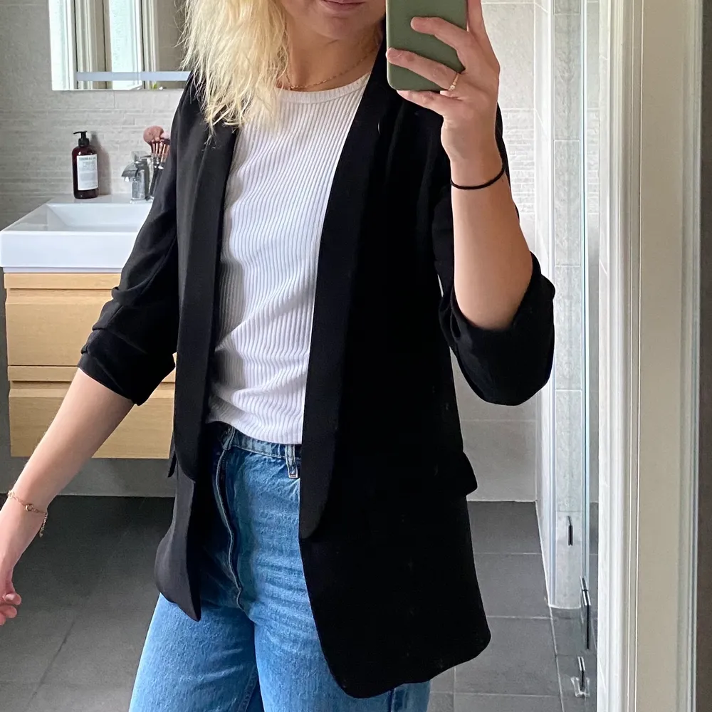 Säljer denna blazer från zara som tyvärr blivit för liten. Storlek S. Nyskick. Du som köpare står för frakten☺️. Jackor.