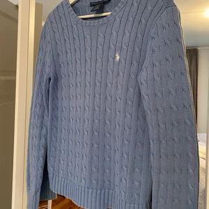 Kabelstickad tröja - Kabelstickad tröja från Ralph lauren i en fin klar blå färg. Knappt använd och i nyskick. 