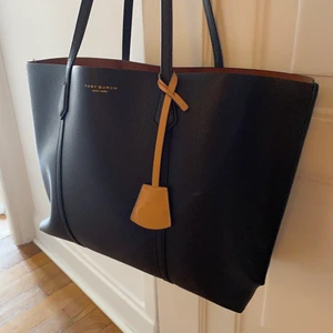 Tory Burch handväska datorväska - Två månader gammal, kvitto finns. Medföljer tillhörande Tory Burch tygpåse