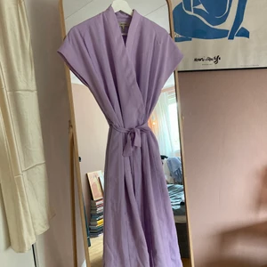 Ljuslila klänning från Whyred - Jättehärlig klänning från whyred i färgen ”lingonberry milk” i fint skick! Den har en liten fläck (se bild 3) men som borde gå bort i tvätten. Använd några enstaka gånger. Kan mötas upp i Göteborg eller frakta mot betalning❤️